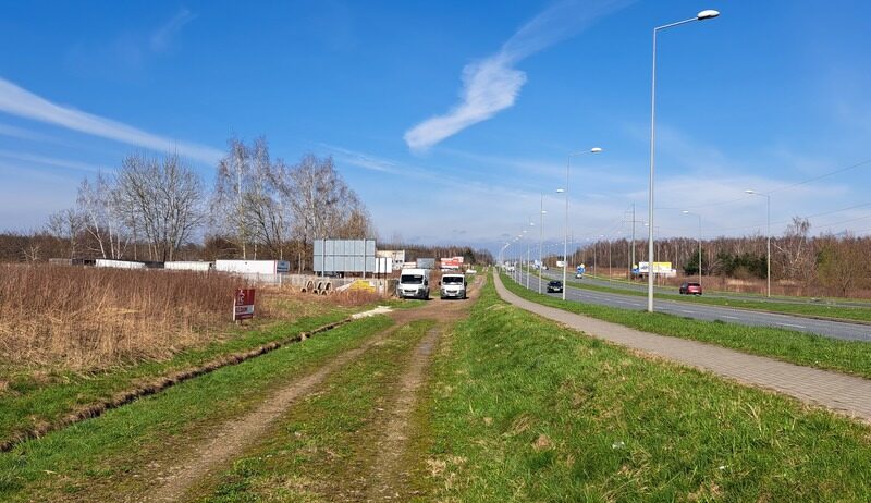 Sprzedam działkę inwestycyjno-mieszkaniową.