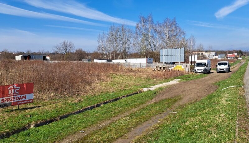 Sprzedam działkę inwestycyjno-mieszkaniową.