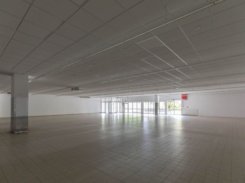 Prezentujemy ofertę wynajmu samodzielnego, przestronnego obiektu komercyjnego o powierzchni 950,85 m². Nieruchomość zlokalizowana jest na działce o powierzchni  -Budynek handlowo-usługowy 950 m2 - Kraśnik