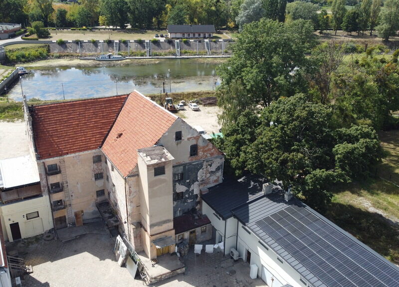 Kompleks budynków o różnym przeznaczeniu (restauracja, spichlerz, sklep, lokale mieszkalne, usługowe, handlowe) o łącznej powierzchni użytkowej ok. 2400 m2 na d- PUŁAWY, PUŁAWY, LUBELSKIE na SPRZEDAŻ