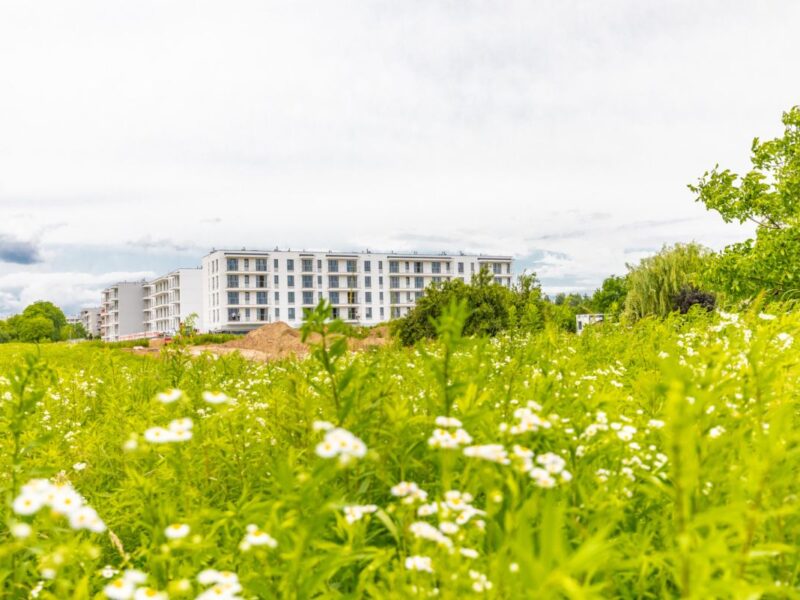 Dwupokojowe mieszkanie o powierzchni projektowej 48,09 m2 położone na pierwszym piętrze w budynku z wystawą okien na zachód i północ. Na nieruchomość składają s -Ponikwoda