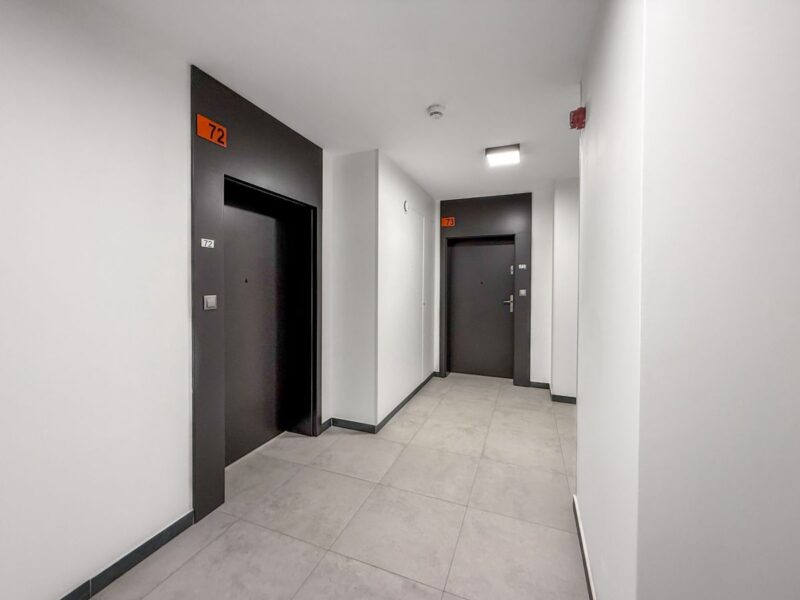 Dwustronne, trzypokojowe mieszkanie o powierzchni  62,10 m2 z wystawą okien na północny - wschód i południowy - zachód.Zestawienie powierzchni:- Pokój dzienny o -Szerokie