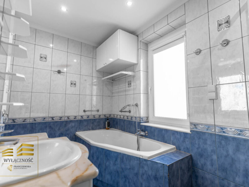 Oferta dostępna wyłącznie za pośrednictwem Franczewska Nieruchomości.Na sprzedaż 3 pokojowe mieszkanie o pow. 65 m2 na 2 piętrze w niskim bloku, z garażem i piw -Sławinek