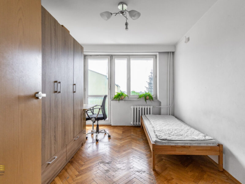 Przestronne, czteropokojowe mieszkanie o pow. 64,70 m2 na III /  IV w kamienicy przy ul. Narutowicza.W skład nieruchomości wchodzą:- pokój o pow. 14,00 m2,- pok -4 pokojowe mieszkanie ul.Narutowicza