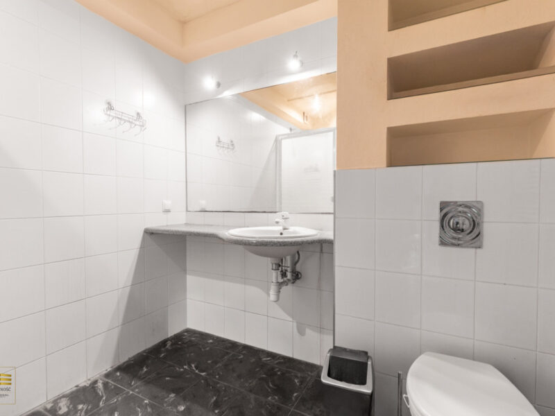 Przestronne, czteropokojowe mieszkanie o pow. 64,70 m2 na III /  IV w kamienicy przy ul. Narutowicza.W skład nieruchomości wchodzą:- pokój o pow. 14,00 m2,- pok -Śródmieście