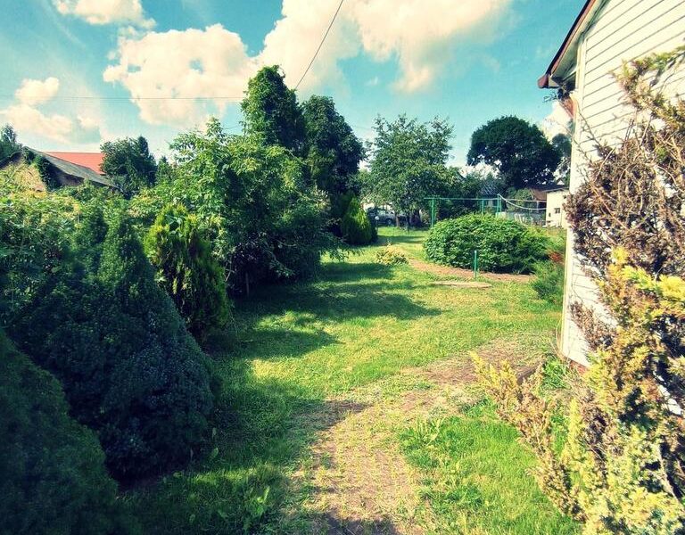 Dom na dużej działce graniczący z rz. Ciemięgą.