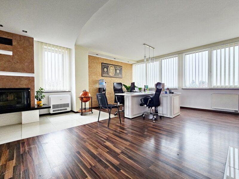 Budynek 2-piętrowy z podziałem na 3 lokale o łącznej powierzchni 750m2 posadowiony na 22 arowej działce.~~Budynek:~- wybudowany w technologii tradycyjnej -  mur- LUBLIN, LUBLIN, LUBELSKIE na SPRZEDAŻ