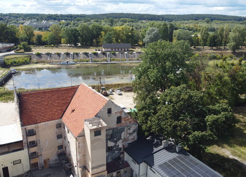 Zabytkowy 5-cio kondygnacyjny  budynek  spichlerza o pow. 900 m2  do adaptacji i wykorzystania według własnego projektu przy rzece Wisła  przy ul. 6 sierpnia w - PUŁAWY, LUBELSKIE na SPRZEDAŻ
