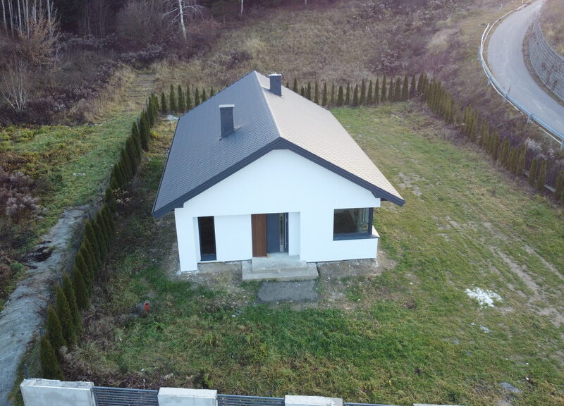 Dom, Dys, 1000 m2 działki,  odebrany i oddany do użytku~~Budynek:~- 3 pokoje + salon (30m2)~- 92 m2 powierzchni użytkowej~- wymurowany z belitu~- ocieplony styr- NIEMCE, LUBELSKIE na SPRZEDAŻ