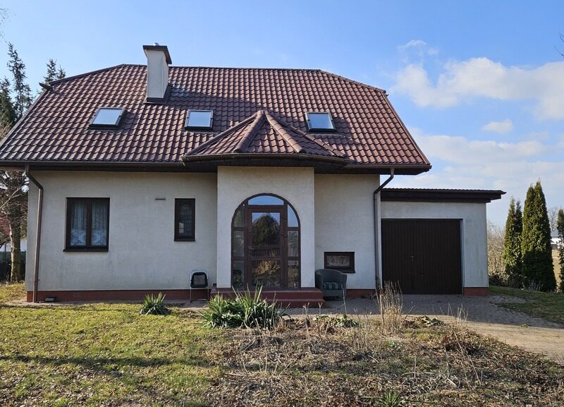 Dom, Elizówka, 150m2, 20 ar działki~~Budynek:~-4 pokoje + salon ~-151 powierzchni całkowitej (wraz z garażem)~-wymurowany z gazobetonu~-ocieplony styropianem ~-- NIEMCE, LUBELSKIE na SPRZEDAŻ
