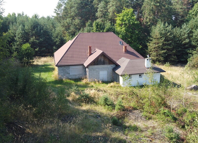 Dom murowany  w stanie surowym otwartym o pow. 180 m2 pobudowany w środku dużej ponad 5,5 ha zadrzewionej działki (działka wygląda jak las) w miejscowości Świes- CIEPIELÓW, MAZOWIECKIE na SPRZEDAŻ