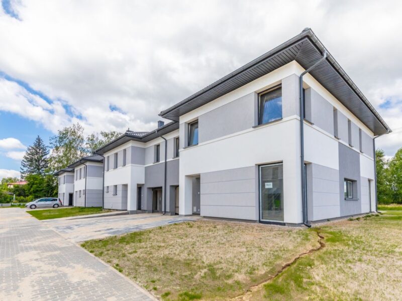 Nieruchomość w zabudowie bliźniaczej z 2024r., usytuowana w nowym kompleksie domów w Dysie 5 min od IKEA o pow. całkowitej 146 m2. Budynek mieszkalny jednorodzi -Dom w zabudowie Bliźniaczej Dys