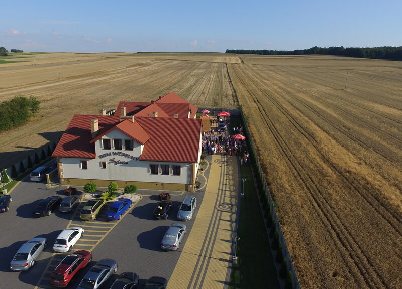 Dom weselno-bankietowy o pow. 1500m2, przystosowana do organizacji  dużych imprez (do 450 osób) wraz z zapleczem gastronomicznym i hotelem.~~Cena do negocjacji~- SIENNICA RÓŻANA, LUBELSKIE na SPRZEDAŻ