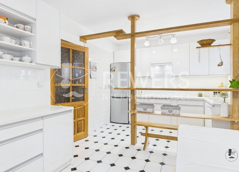 Na sprzedaż przestronny i zadbany dom wolnostojący o powierzchni 249 m², położony na spokojnym osiedlu przy ul. Królewskiej 16 w Dęblinie. Nieruchomość z rynku  - Dom wolnostojący 249 m² | Dęblin, ul. Królewska
