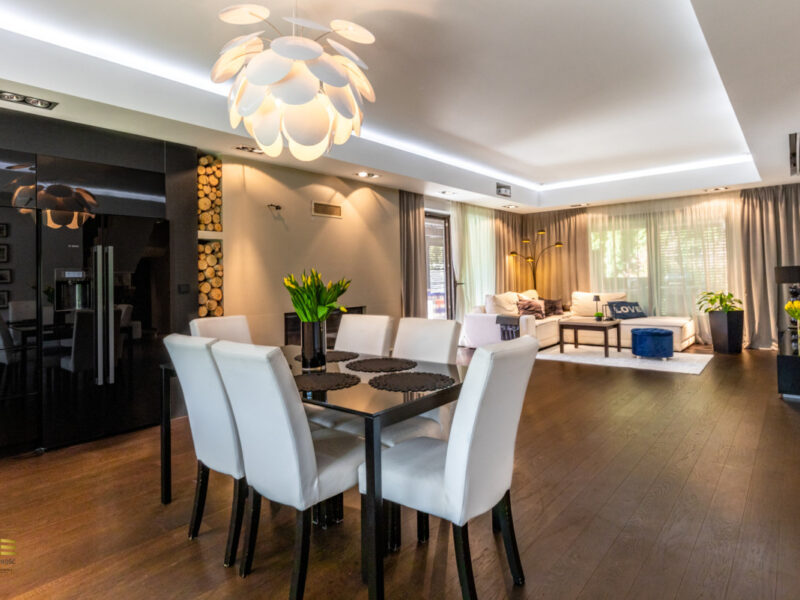 Oferta dostępna wyłącznie za pośrednictwem Franczewska Nieruchomości.Na sprzedaż nowoczesny, dom - Konopnica  | pow. 336,7 m² | 1136 m² działki | basen | garaż  -Dom wolnostojący  336 m2, z basenem w Konopnicy