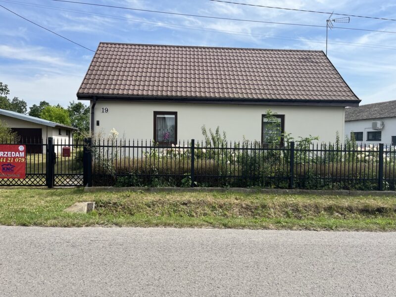 Dom z drewna w Zielonce Starej pod Zwoleniem.