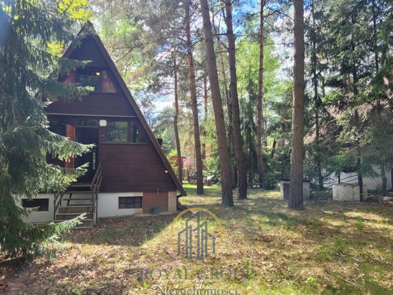 Oferujemy wyjątkowy, drewniany domek letniskowy z poddaszem użytkowym, położony na pięknie  - Domek letniskowy