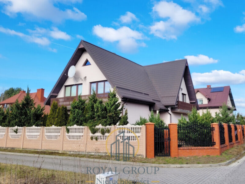 Na sprzedaż duży, wolnostojący dom 3-kondygnacyjny, posadowiony na działce o powierzchni 810 m². Nieruchomość wybudowana w 2001 roku z solidn - Duży dom wolnostojący nad  jeziorem