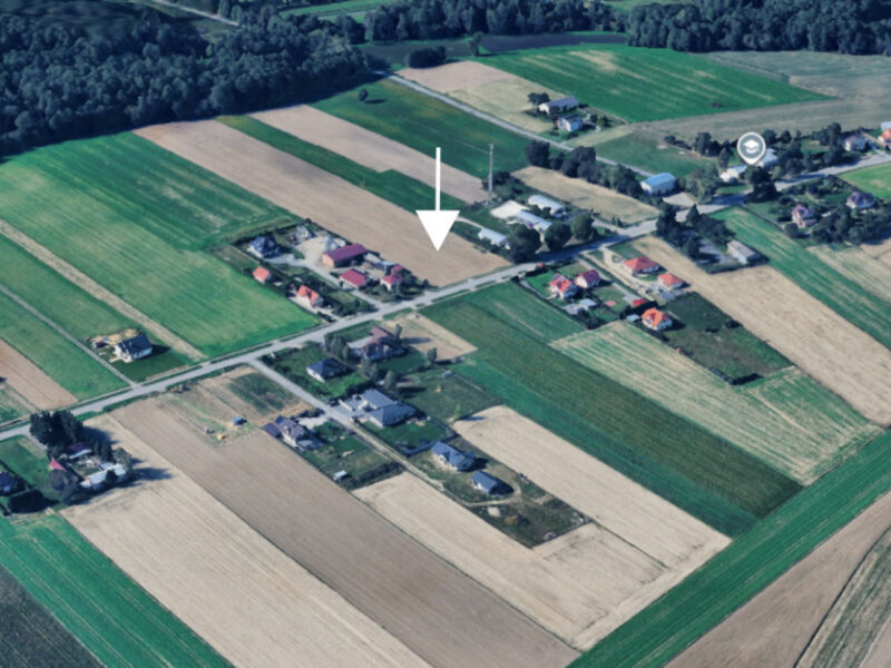 Działka inwestycyjna o pow. 4500m2 w Radawczyku, gmina Niedrzwica Duża.Pierwsza linia zabudowy przy szosie asfaltowej.Część działki nr 35.Wymiary 53 x 84. Dojaz -