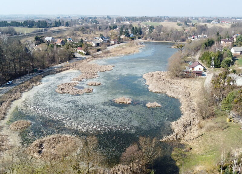 Duża działka o pow. 4,6 ha (46160 m2) praktycznie w całości stanowiąca zbiornik wodny  znajdująca się przy drodze asfaltowej w centrum Klementowic gm. Kurów pow- KURÓW, LUBELSKIE na SPRZEDAŻ