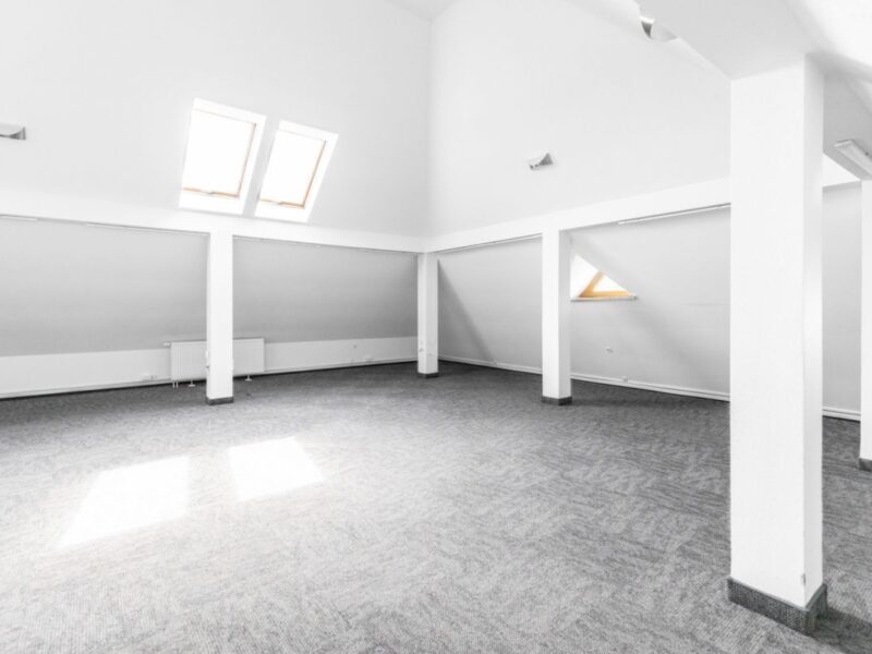 Polecam na wynajem lokal usługowy o pow. 200 m2. zlokalizowany na pierwszym piętrze w budynku wolnostojącym przy Al. Kraśnickiej w Lublinie.Zestawienie powierzc -Lokal biurowo- usługowy Węglinek