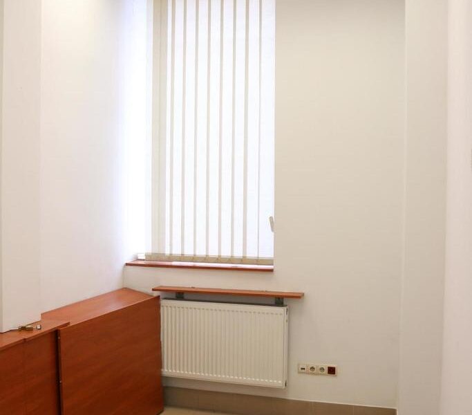 Lublin, Lokal, Wolska~~Lokal~- powierzchnia 118 m2~- parter~- wejście z parkingu, poziom 0~- na podłogach terakota,~- sufity podwieszane,~- wysokość 3 m do sufi- LUBLIN, LUBELSKIE na WYNAJEM