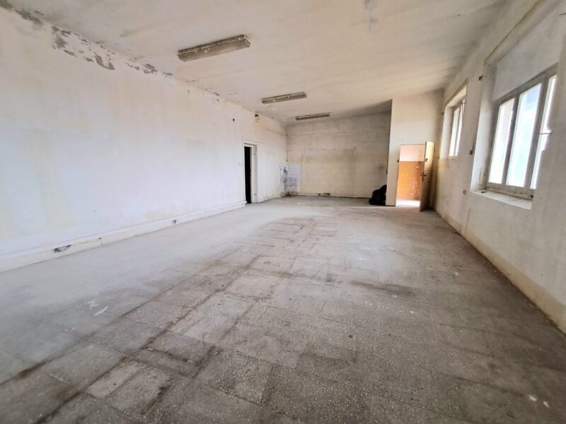Lokal handlowo - usługowy ok 140m2~Po adaptacji moze służyć jako lokal mieszkalny~Przy głównej ulicy przy trasie Lublin - Markuszów - Nałęczów.~Istnieje możliwo- NAŁĘCZÓW, LUBELSKIE na SPRZEDAŻ
