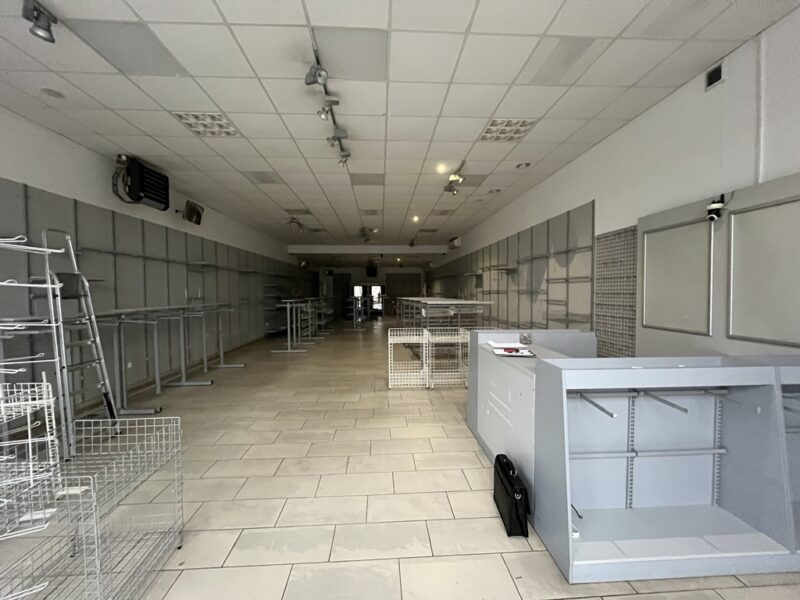 Lokal handlowy( sprzedaż, wynajem) o pow. 180 m kw. z pełnym wyposażeniem potrzebnym  do prowadzenia działalności gospodarczej  z infrastrukturą pomocniczą i  z- DĘBLIN, LUBELSKIE na SPRZEDAŻ