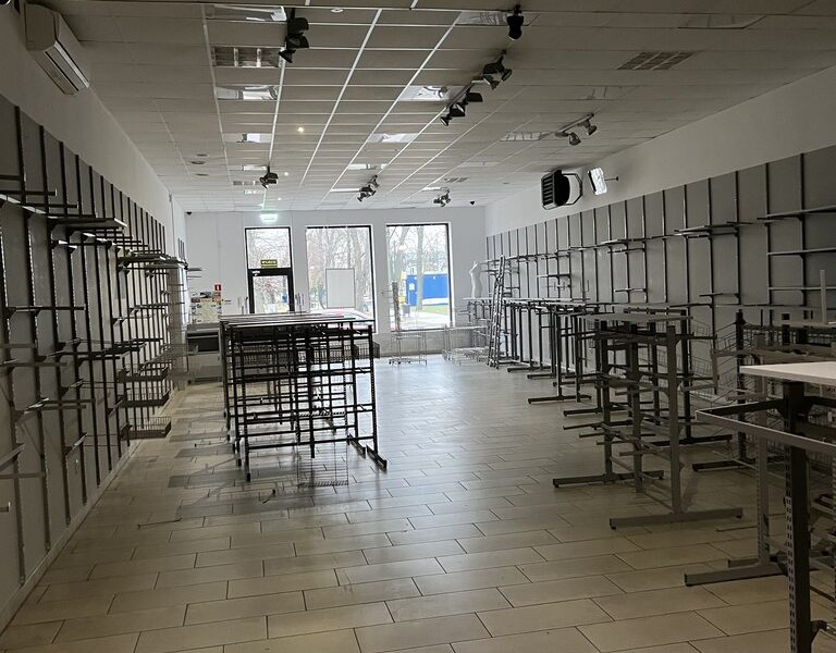 Lokal handlowy 180 m kw. w centrum Dęblina.
