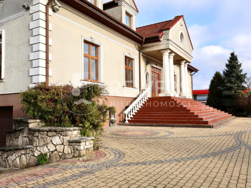Opis lokalu:* Powierzchnia dostosowana do działalności medycznej, składająca się z 10 gabinetów o powierzchni od 12 m² do 30 m²:  - 3 gabinety wyposażone w sprz - LOKAL na WYNAJEM , LUBLIN
