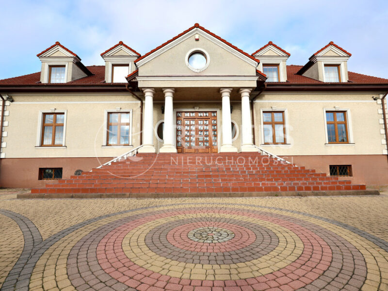 Opis lokalu:* Powierzchnia dostosowana do działalności medycznej, składająca się z 10 gabinetów o powierzchni od 12 m² do 30 m²:  - 3 gabinety wyposażone w sprz - Lokal na wynajem - 500 m2 - blisko zamku