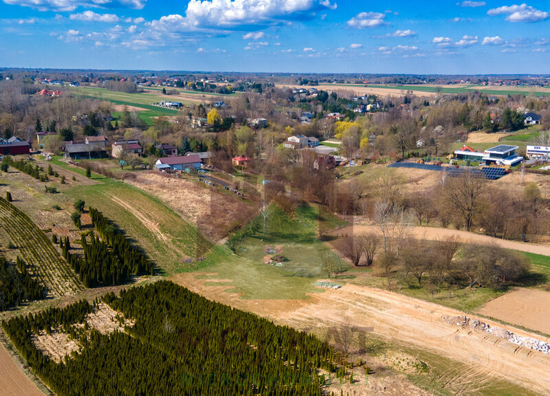 Marzysz o własnym domu w miejscu, gdzie cisza i natura łączą się z wygodą bliskości miasta? Ta ustawna, kształtna i doskonale zlokalizowana działka w Konopnicy  - Malownicza działka blisko ulicy Raszyńskiej