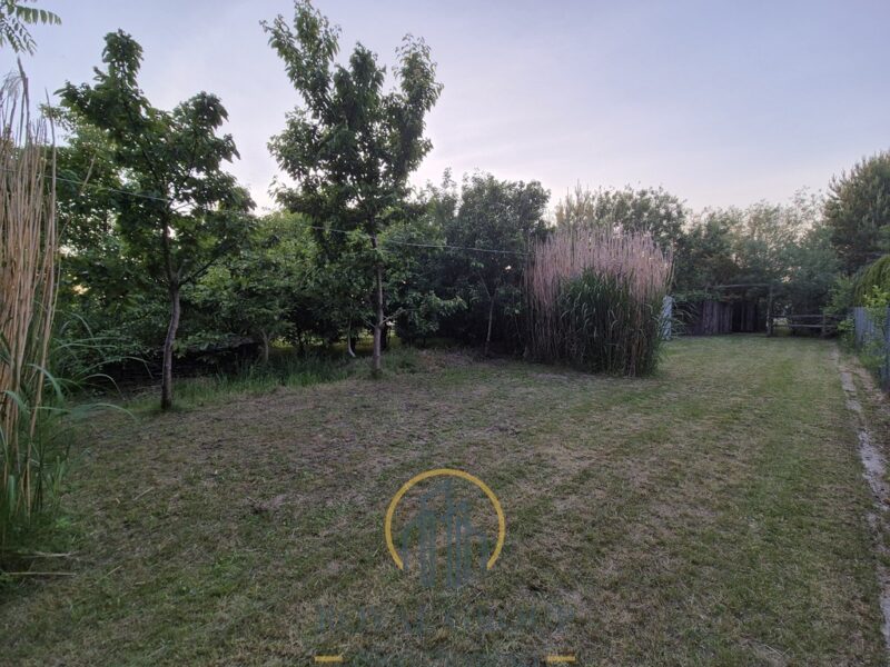 w pierwszej linii zabudowy przy drodze gminnej w bardzo bliskiej  - Na sprzedaż działka 1360 m2 przy jeziorze Wytyckim
