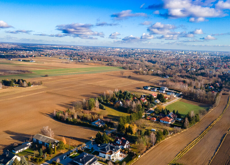 Przedstawiam wyjątkową działkę budowlaną o powierzchni 2700 m² położoną w spokojnej i malownic - Na sprzedaż działka 2700 m² – do 25% zabudowy!