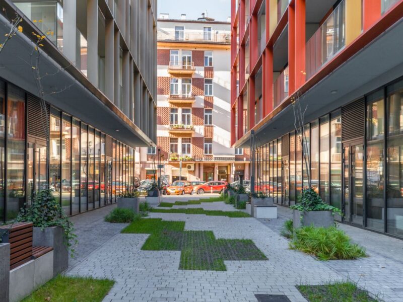 Narożny lokal o pow. 80 m2 z witrynami 25 euro/m2