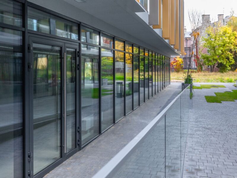 Narożny lokal o pow. 80 m2 z witrynami 25 euro/m2 - Śródmieście, Lublin