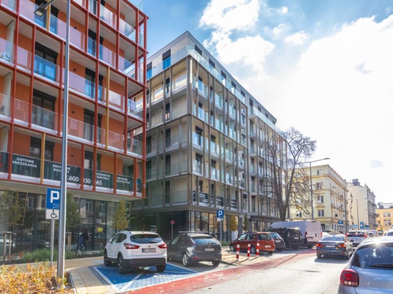 Narożny lokal o pow. 80 m2 z witrynami 25 euro/m2