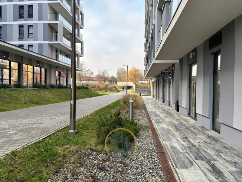 Oferujemy do sprzedaży atrakcyjny lokal usługowo-handlowy o powierzchni 61 m², zlokalizowany na parterze nowoczesnego bloku przy ulicy Różanej w Lublinie.