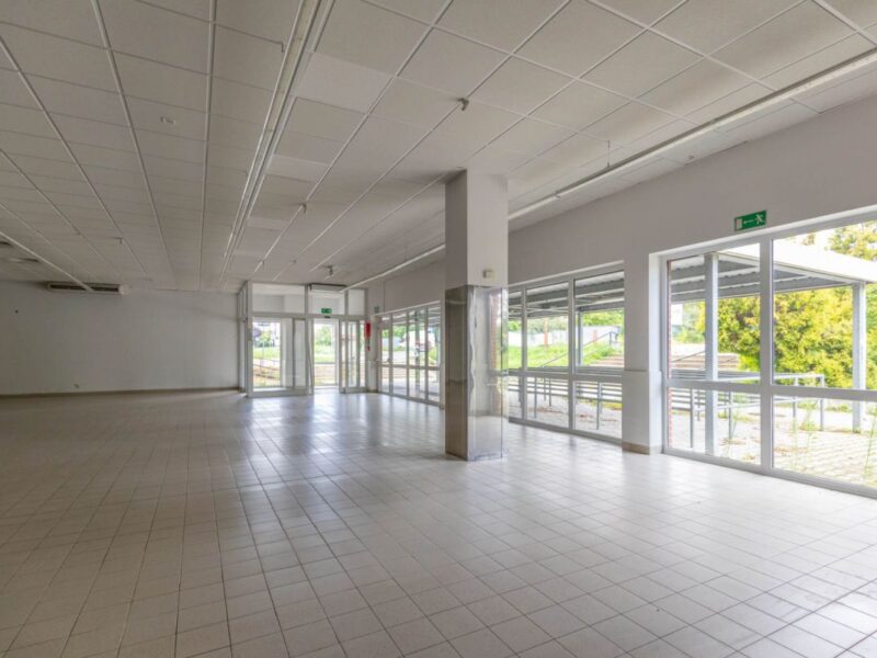 Na sprzedaż samodzielny, dochodowy obiekt komercyjny o powierzchni 950,85 m², posadowiony na działce o powierzchni 2071 m². Nieruchomość zlokalizowana w strateg -Obiekt handlowo-usługowy 950 m2 - Kraśnik