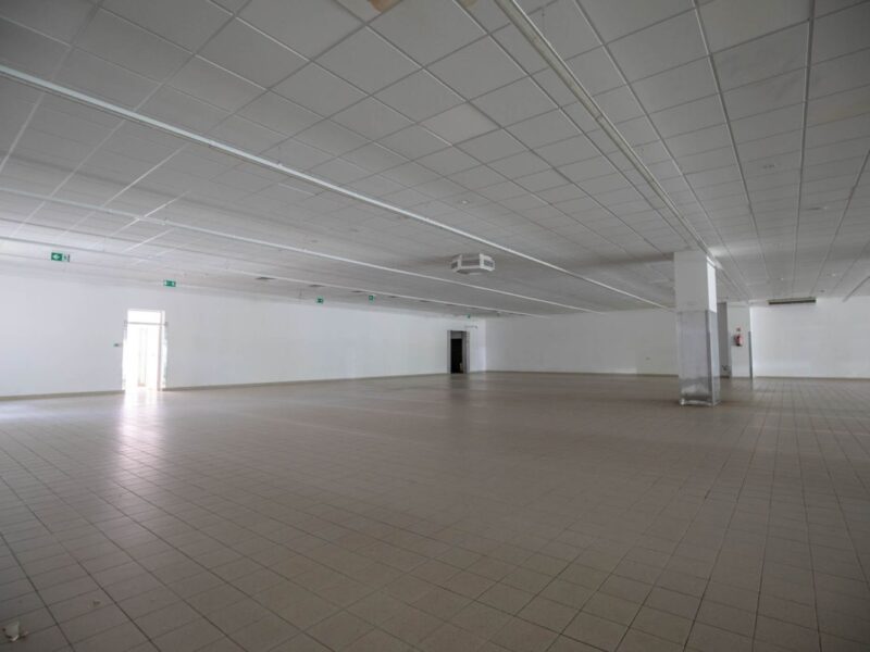 Na sprzedaż samodzielny, dochodowy obiekt komercyjny o powierzchni 950,85 m², posadowiony na działce o powierzchni 2071 m². Nieruchomość zlokalizowana w strateg -