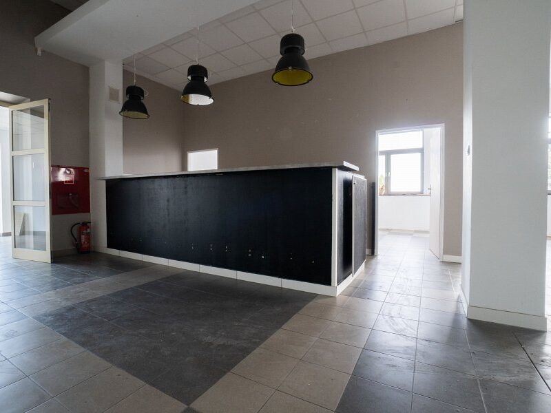 Przestronny lokal, parking.