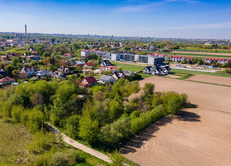 Szukasz działki w Lublinie, w spokojnej okolicy, a jednocześnie z szybkim dostępem do centrum? Ta nieruchomość w dzielnicy Dziesiąta, w pobliżu ulicy Stefana Ro - Rewelacyjna działka ul. Roweckiego - Lublin
