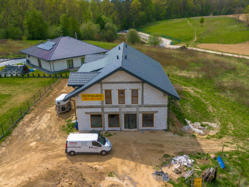 Do wynajęcia niezależny, dwukondygnacyjny budynek biurowy o łącznej powierzchni użytkowej 333 m², zlokalizowany w prestiżowej, rezydencjonalnej części dzielnicy -Sławin