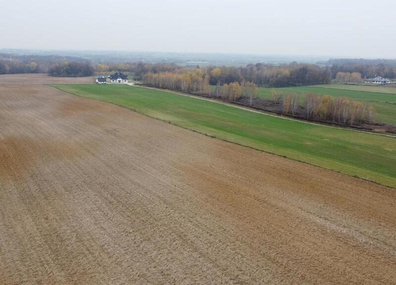 Smugi, 32 ar, blisko Lublina~~Działka:~- 3 linia zabudowy~- działka 32a~- wymiary 38/ 85,5m~~Dostępne media:~- woda: 250m~- prąd:  250m~- gaz: 250m~~Lokalizacja- JASTKÓW, LUBELSKIE na SPRZEDAŻ