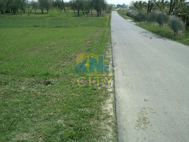 Działka o wymiarach 28,5m x 328m, przy drodze asfaltowej. Przez działkę przechodzą media: prąd, wodociąg, linia tel. Około 35a to działka o przeznaczeniu MR ( z- GARBÓW, LUBELSKIE na SPRZEDAŻ