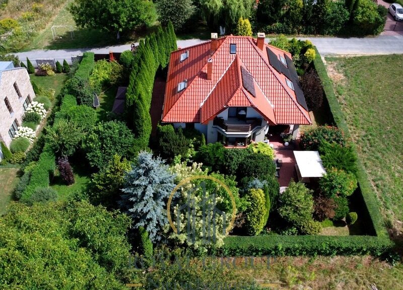 Przedmiotem oferty jest przestronny dom o powierzchni 190 m², posadowiony na działc - Uniszowice - Dom z Fotowoltaiką, Ogrodem i Garażem