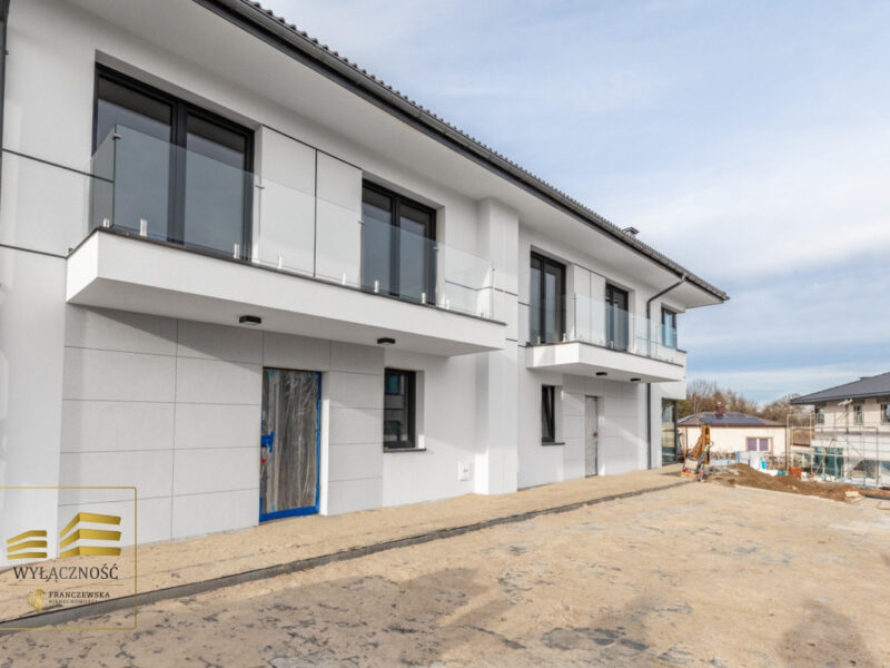 Dom w zabudowie bliźniaczej o powierzchni 119,14 m², zlokalizowany w budynku czterolokalowym, po dwa segmenty. Powierzchnia przynależnej działki 431 m2.Idealna  -Szerokie