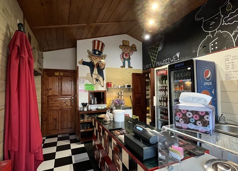Lokal gastronomiczny w ciągłym użytkowaniu z wyposażeniem o pow. 100 m2 z ogródkiem (parasole, stoły, ławki) w atrakcyjnej  lokalizacji przy ul. Krasickiego w K- KOZIENICE, MAZOWIECKIE na SPRZEDAŻ