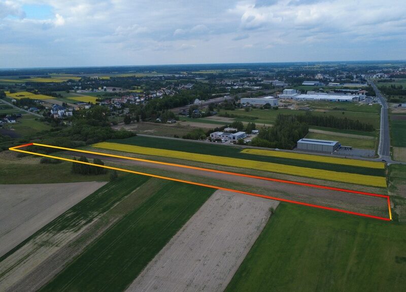 Zgodnie z miejscowym planem zagospodarowania działka o powierzchni 14407 m2 z przeznaczeniem pod usługi lub produkcję  z wyznaczonymi drogami publicznymi o szer- PARCZEW, LUBELSKIE na SPRZEDAŻ